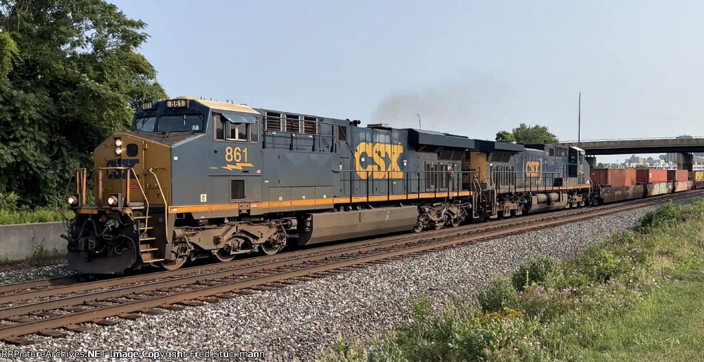 CSX 861 leads I135.